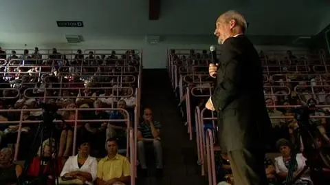 Prezes z dziećmi. Macierewicz się modli