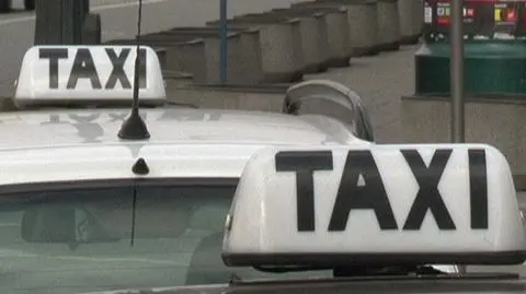 84 euro za kurs z Okęcia do centrum. Taksówkarz skazany za oszustwo