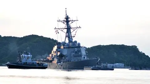 Uszkodzony USS Fitzgerald zawija do portu (nagranie archiwalne)