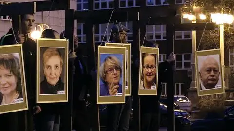 W centrum Katowic zawisły zdjęcia europosłów na szubienicach