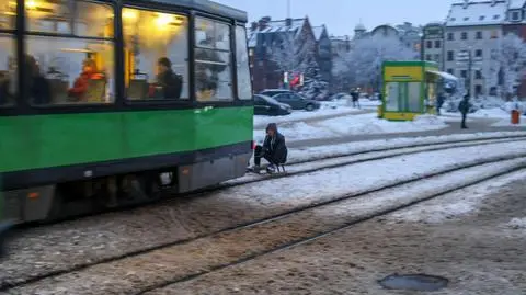 Elbląg: Jechał na sankach za tramwajem, szuka go policja