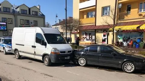 Uderzył w dwa samochody, inny kierowca zabrał mu kluczyki