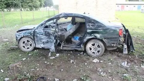 Jechał bez prawa jazdy. Uderzył w betonowe ogrodzenie