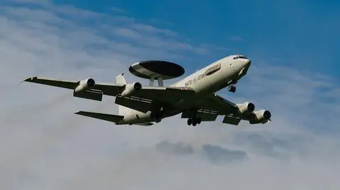 Reporter TVN24 na pokładzie samolotu AWACS ("Polska i świat" z 17.04.2014)
