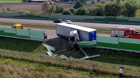 Zderzenie samochodu z ciężarówką na A2