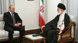Na zdjęciu spoktanie Putina z Chameneim w 2007 roku