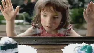 Polacy znani są z niechęci do uczestniczenia w wyborach. Frekwencja jest zazwyczaj opłakana. Znany artysta fotografik Tomasz Sikora postanowił przekonać Polaków do wyborów i stworzył mające je do nich zachęcić spoty reklamowe. (Tomasz Sikora)