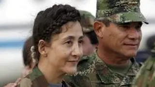 Kolumbijski rząd ujawnił nagranie z uwolnienia z rąk FARC 15 zakładników, w tym Ingrid Betancourt. Wyraźnie widać jej reakcję, gdy dowiaduje się, że po sześciu latach niewoli właśnie odzyskała wolność. Akcję uwolnienia zakładników przeprowadziła kolumbijska armia uciekając się fortelu. (Reuters)