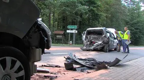 Kierowca busa zasnął za kierownicą i wbił się w inny pojazd