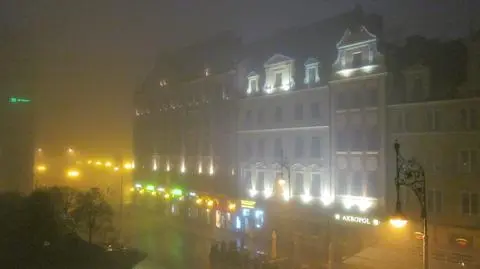 Wrocław we mgle. Ograniczona widzialność, śliskie ulice