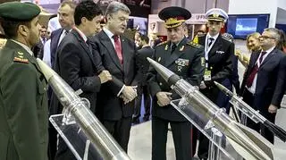 Prezydent Ukrainy Petro Poroszenko ogląda broń na wystawie IDEX 2015 w Zjednoczonych Emiratach Arabskich 