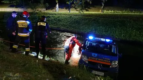 Radiowóz straży miejskiej wpadł do rzeki w Olsztynie
