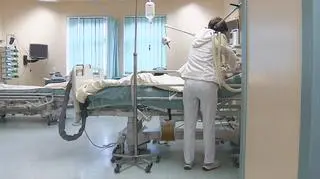 667 podejrzeń zatruciem, 481 osób hospitalizowanych, w tym 21 do dzisiaj - 8 w ciężkim stanie i wreszcie niestety pierwsza ofiara śmiertelna w Wodzisławiu Śląskim. Taki jest bilans lipcowej fali zatruć dopalaczami