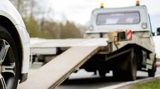 Samochód wjechał w lawetę, która miała odholować auto pijanego kierowcy