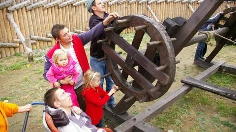 Niepełnosprawni strzelali ze średniowiecznej machiny