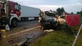 Zginęły dwie osoby podróżujące mercedesem