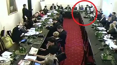 Dwoje posłów PiS głosuje "za" poprawką PO