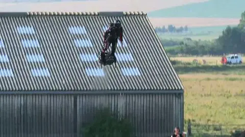 Franky Zapata i jego flyboard nad kanałem La Manche. Moment startu