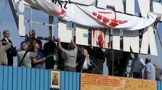 28 sierpnia Duda i inni związkowcy szlifierką odcięli napis "im