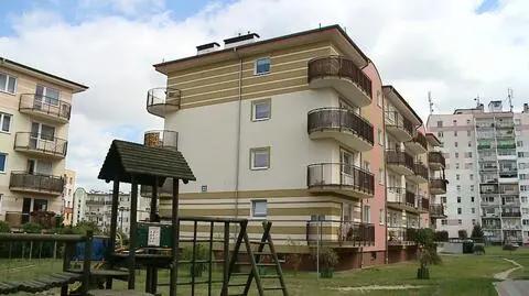 Czujność sąsiadów pomogła uratować 3-latkę. Dziecko z obrażeniami mózgu, ojciec "skakał po samochodach"