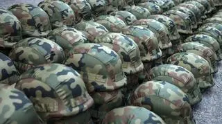 Dwaj obywatele Ukrainy zgłosili celnikom wywóz 551 hełmów, zakupionych w polskim demobilu