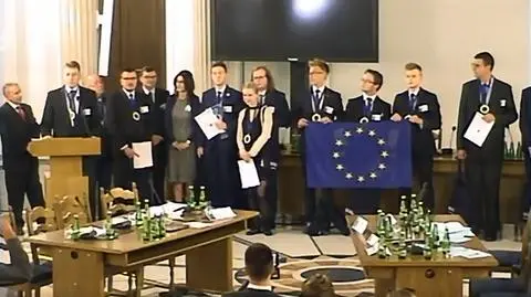 Uczniowie wystąpili w Sejmie z unijną flagą
