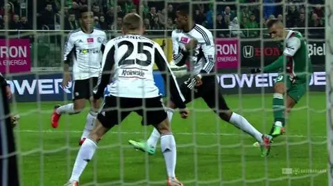 Piłka trafia w łokieć Dossy Juniora