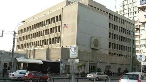 Zaatakował strażników ambasady. Miał nóż i siekierę
