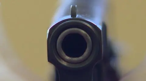 Policjant groził bronią policjantowi.
