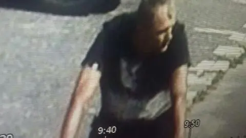 Policja szuka tego rowerzysty