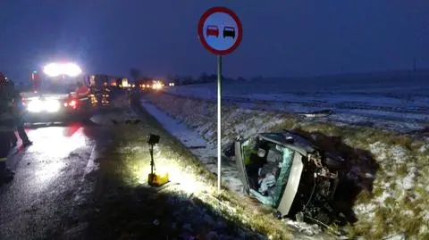 Zahaczył o karetkę i wjechał w mazdę. Trzy osoby nie żyją