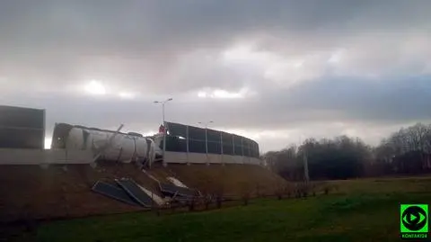 Cysterna z tlenkiem węgla przewróciła się na autostradzie