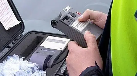 Złapany po pijaku, położył 200 zł na alkomacie