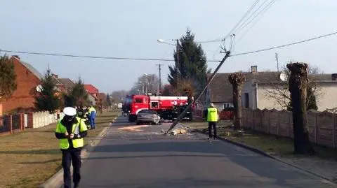 Pijana kobieta uderzyła w słup wysokiego napięcia