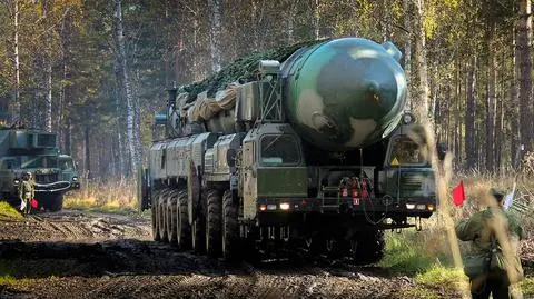 Mobilna wyrzutnia rakiety RS-24 Jars. Po wyjeździe z baz porusza się ona po przygotowanych drogach gruntowych w lasach