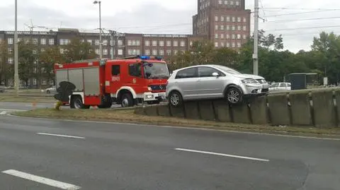 Kolizja w centrum Wrocławia. Auto wjechało na barierki