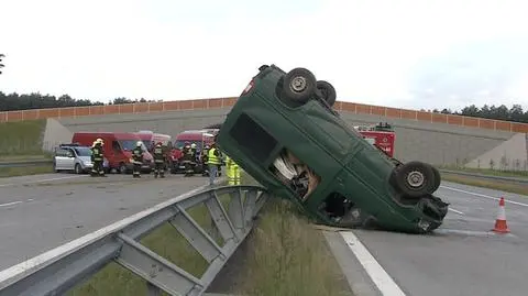 Bus na barierce i karambol trzech aut na A2