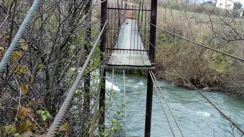 Wisiał kilkanaście metrów nad betonem