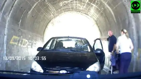Radzionków. Kierowca wjechał do tunelu, zaparkował i czytał gazetę