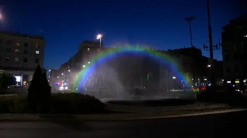 The rainbow is back at Zbawiciela Square. This time it&#039;s impossible to burn it