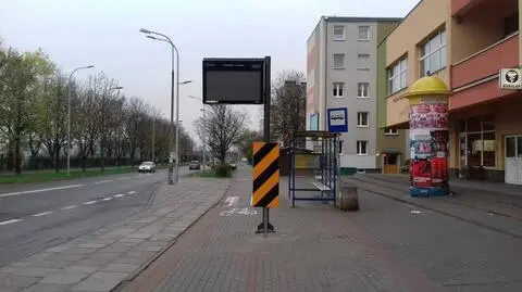 Absurd w Opolu. Słup z tablicą świetlną stanął na ścieżce rowerowej