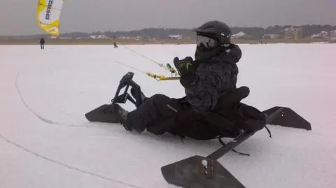 80 km/h po lodzie. Kitesurfing w zimowej wersji