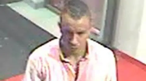 Demolka w barze z kebabem. Policja szuka tego mężczyzny