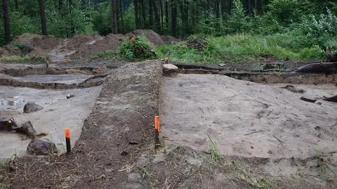 Średniowieczne kurhany odkryte obok pradziejowego grobowca