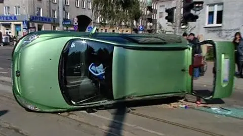 Radiowóz wjechał w osobówkę. Czterech rannych