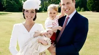 Pałac Kensington co jakiś czas publikuje zdjęcia Geaorge'a i Charlotte