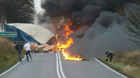 Tragiczny wypadek dwóch tirów.
Śmierć w płonącej kabinie. 
