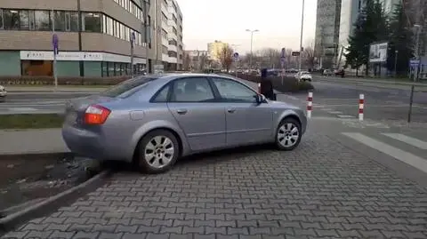 Poznań: Kierowcy urządzili sobie dziki parking. ZDM postawiło słupki