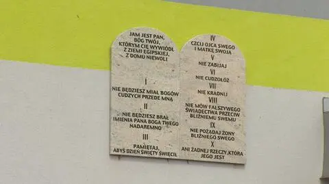 Na szkołach zawisły tablice z dekalogiem. "To molestowanie religią"