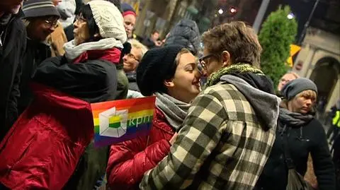 Warszawiacy tłumnie pojawili się pod spaloną tęczą 